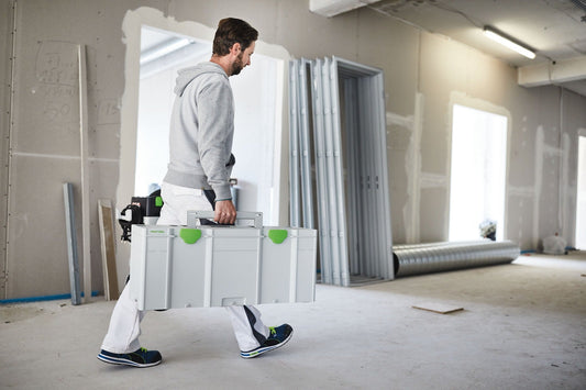 Festool Systainer³ SYS3 XXL 337 mit 64,2 Litern Stauraum wird von Handwerker auf Baustelle transportiert