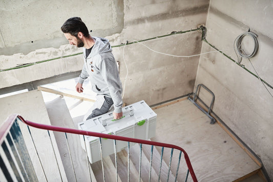 Festool Systainer³ SYS3 XXL 237 Großvolumiger Lagerbehälter mit 42,3 Litern auf Baustelle in Betonraum, ergonomische