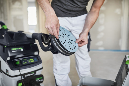 Festool Schleifscheibe Granat mit Stickfix-Klettsystem wird auf Schleifteller aufgebracht