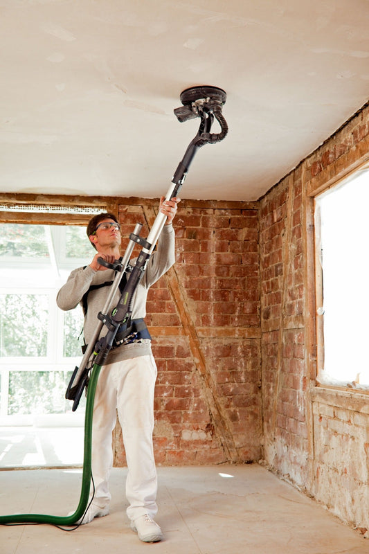 Festool Tragegeschirr TG-LHS 225 bei Deckenschleifen mit PLANEX Langhalsschleifer an Decke.