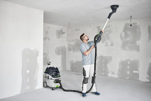 Festool PLANEX LHS 2-M 225 EQ Langhalsschleifer beim Schleifen einer Decke mit CTL 36 Absaugmobil