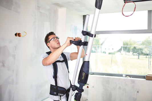 Festool Tragegeschirr TG-LHS 225 bei Deckenschleifarbeit mit PLANEX Langhalsschleifer in Anwendung