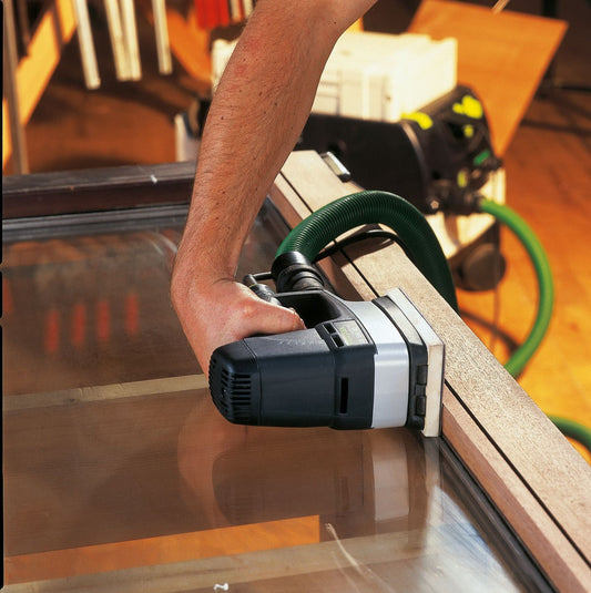 Festool LS 130 Linearschleifer mit Flach-Schleifschuh SSH LS130-F in Anwendung auf Holzwerkstück