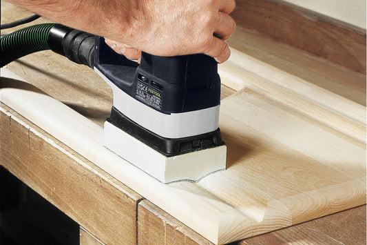 Festool LS 130 Linearschleifer mit Profilschuh beim Schleifen von Holzprofilen in Anwendung