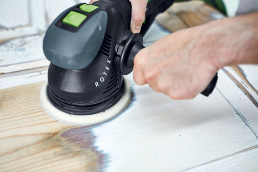 Festool Zusatzhandgriff ZG-RAS/RO bei Schleifarbeiten auf Holzoberfläche im Einsatz