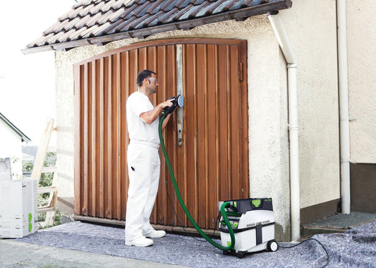 Festool ROTEX RO 125 FEQ-Plus Exzenterschleifer beim Schleifen einer Holzgaragen-Tür mit Absauganlage