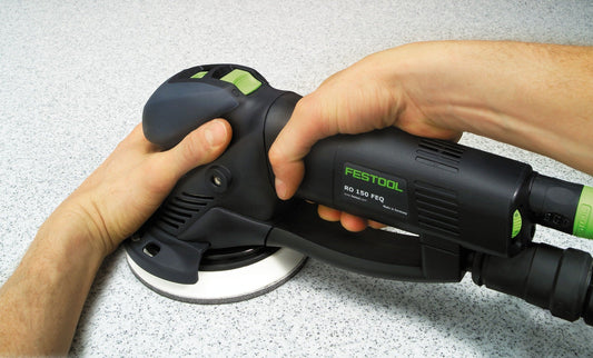 Festool RO 150 FEQ Exzenterschleifer mit Schleifscheibe in Anwendung auf Oberfläche