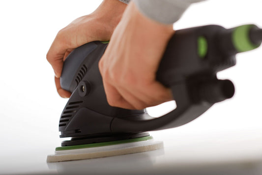 Festool ROTEX RO 150 FEQ Exzenterschleifer in Anwendung mit Schleifteller und Schleifmittel