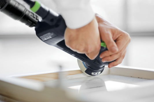 Festool Schleifscheibe Rubin mit StickFix-Klettsystem bei Anwendung auf Holzwerkstoff
