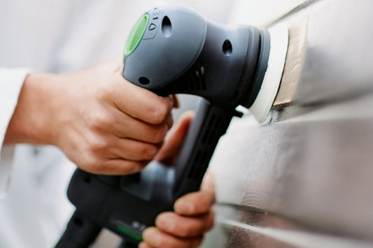 Festool Schleifteller Anwendung beim Schleifen einer Wand mit Exzenterschleifer in Hand
