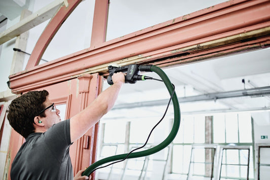 Festool ROTEX RO 90 DX FEQ-Plus Exzenterschleifer bei Anwendung an Stahlträgern mit Absaugschlauch