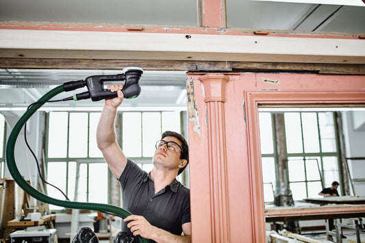 Festool ROTEX RO 90 DX FEQ-Plus Getriebe-Exzenterschleifer im Einsatz beim Schleifen einer Holzdecke