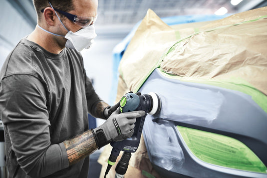 Festool Interface-Pad IP D90-15 beim Schleifen an Autokante mit RO 90 DX Schleifer in Anwendung