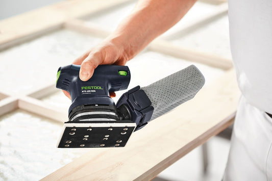 Festool RTS 400 REQ Einhand-Rutscher beim Schleifen auf Holz mit StickFix Schleifschuh in Anwendung