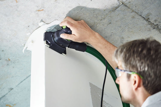 Festool Protection Pad PP 80x133 mit grünem Absaugschlauch auf Schleifteller befestigt, Anwendung