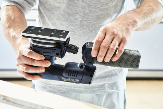 Festool Akku-Rutscher RTSC 400 mit Schleifschuh und Schleifmittel in Händen, Anwendungsdarstellung