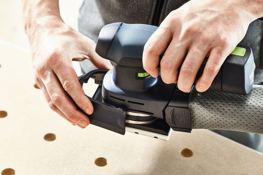 Festool RTSC 400 Akku-Rutscher beim Schleifen mit Einhandgriff auf Werkstück mit Sacklöchern