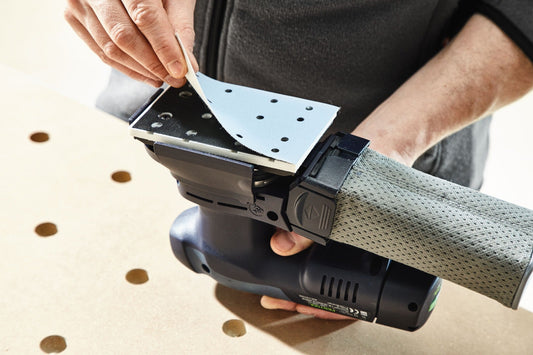 Festool Akku-Rutscher RTSC 400 mit ausgetauschtem Schleifschuh, Schleifteller wird von Hand abgezogen, Schleifen auf