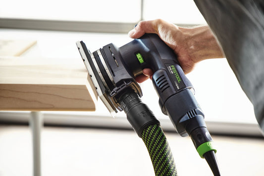 Festool RTSC 400 Akku-Rutscher mit Schleifschuh und Absaugschlauch in Hand bei Anwendung auf Holz
