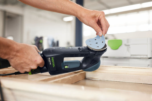 Festool Exzenterschleifer mit blauer Granat-Schleifscheibe D90 auf Holzwerkstück, Wechsel des Schleifmittels