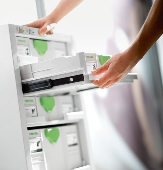Festool Systainer-Port SYS-PORT 1000/2 mit herausgezogenen Vollauszügen und Systainer-Boxen zur mobilen Werkstattorganisation