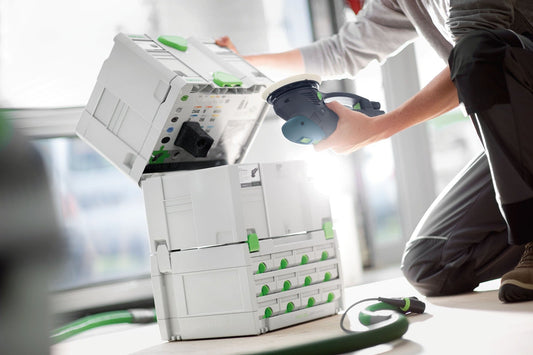 Festool SORTAINER SYS 3-SORT/4 mit 4 Schubladen, geöffnet, Handgriff wird gegriffen, grüne Beschriftungsfelder sichtbar