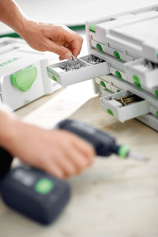 Festool SORTAINER SYS 3-SORT/4 mit offener Schublade voller Schrauben, gestapelt mit weiteren Schubladen.