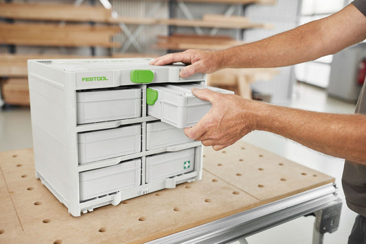 Festool SYS3 S Mini-Systainer mit Ratschen-Set, Schublade wird von Hand geöffnet, Werkstatt im Hintergrund