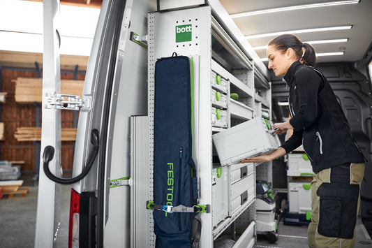 Festool Systainer³ SYS3 L 237 in bott vario3 Fahrzeugeinrichtung, Mitarbeiterin entnimmt Systainer aus Schublade