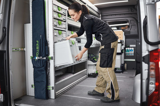 Festool Systainer³ SYS3 M 112 in Transportfahrzeug, Handgriff und T-LOC Koppelsystem sichtbar