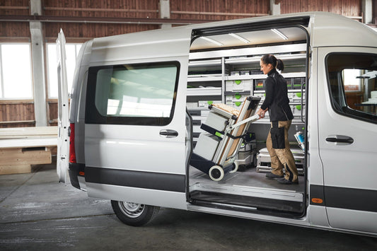 Festool Systainer³ SYS3 L 187 in Transportfahrzeug geöffnet mit gekoppelten Behältern, Arbeiterin entnimmt Werkzeug.