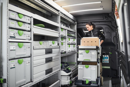 Festool Systainer³ SYS3 L 137 gekoppelte Lagerverwaltung im Servicefahrzeug mit Frau beim Entnehmen einer Box