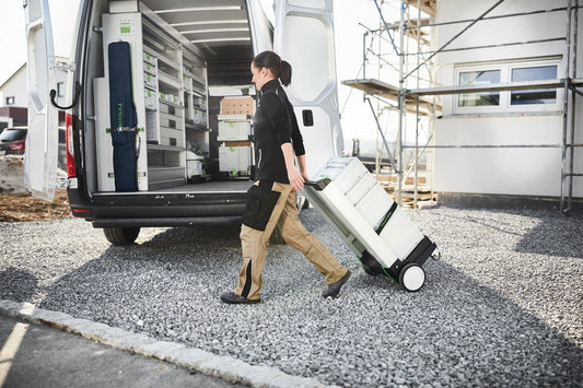 Festool Systainer³ SYS3 L 237 wird von Handwerker auf Baustelle aus Transportfahrzeug gezogen