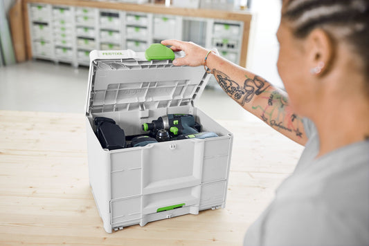 Festool Systainer³ SYS3-COMBI M 337 mit geöffnetem Deckel, Elektrowerkzeug und Zubehör in grüner Sortierbox sichtbar