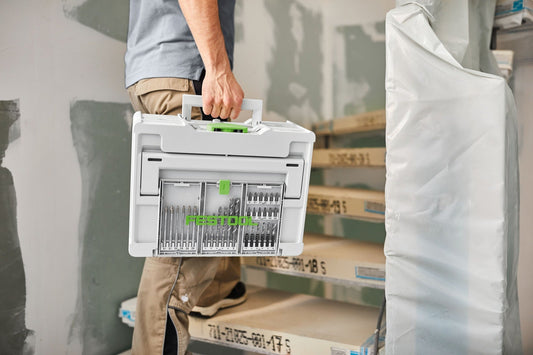 Festool Systainer³ SYS3 DF M 187 mit transparentem Deckelfach, geöffnet und in Hand gehalten auf Baustelle.
