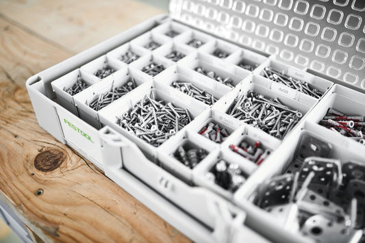 Festool Systainer³ Organizer mit sortierten Einsatzboxen und Kleinteilen wie Schrauben auf Holzoberfläche.