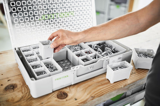 Festool Einsatzboxen Box 100x150x68/6 mit sortierten Kleinteilen wie Schrauben und Nägeln, Hand greift Box