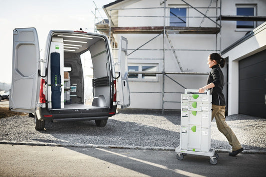 Festool Rollbrett SYS-RB mit gestapelten Systainern auf Baustelle, Anwendungsbeispiel Materialtransport