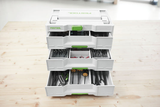 Festool Sortainer³ SYS3-SORT/3 M 337 mit drei offenen Schubladen gefüllt mit Kleinteilen und Zubehör