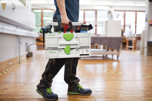 Festool Systainer³ ToolBox SYS3 TB M 237 mit Elektrowerkzeug und Zubehör, getragen auf einer Baustelle