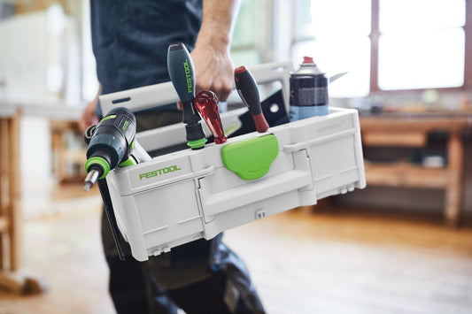 Festool Systainer³ ToolBox SYS3 TB M 137 gefüllt mit Elektrowerkzeugen und Zubehör, von Handwerker getragen