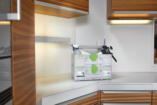 Festool Systainer³ ToolBox SYS3 TB M 137 mit offener Bauweise auf Küchenmontage, gefüllt mit Werkzeug und Zubehör