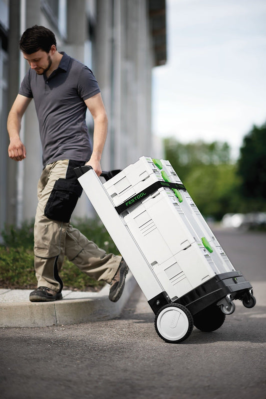 Festool SYS-Roll 100 Transportwagen mit gefüllten Systainern auf Treppen, Mann zieht Sackkarren