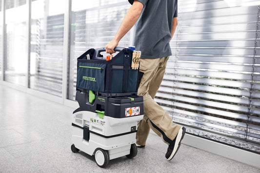 Festool Systainer³ ToolBag SYS3 T-BAG M Werkzeugtasche mit Handgriff wird von Mann getragen