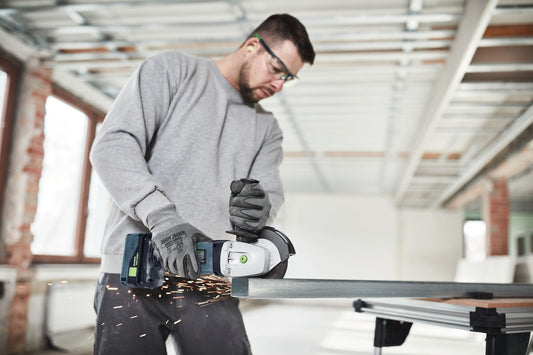 Festool Akku-Winkelschleifer AGC 18-125 EB-Basic beim Trennen von Stahlprofil mit Funkenschlag auf Baustelle