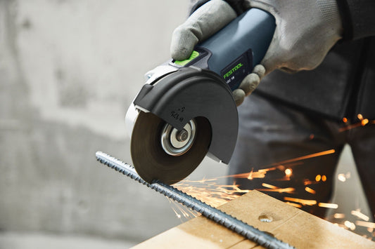Festool AGC 18 Akku-Winkelschleifer beim Trennen von Holz mit Trennscheibe und Funkenschlag