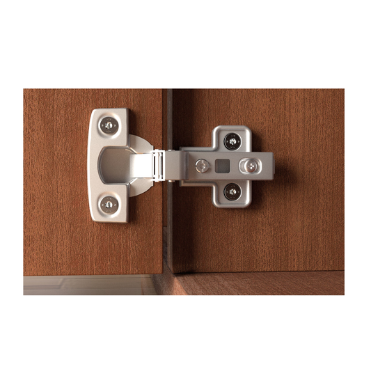 Möbelscharnier befestigt mit fischer PowerFast II Schrauben – saubere Montage im Hartholz