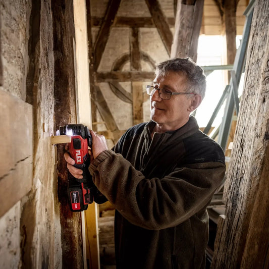 Flex MT 18.0-EC Akku-Multitool 18V Anwendung sägen eines Holzzapfens