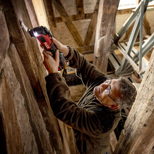 Flex MT 18.0-EC Akku-Multitool 18V Anwendung im Holzbau