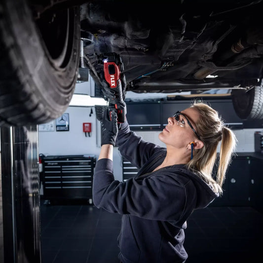Flex MT 18.0-EC Akku-Multitool 18V Anwendung in der Kfz-Werkstatt